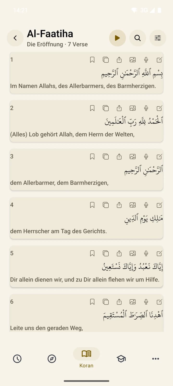 Der Koran-Reader auf dem Telefon: arabischer Vers groß gesetzt, darunter Umschrift und deutsche Übersetzung.